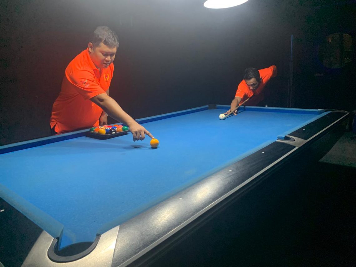 Ilustrasi latihan presisi billiard profesional dengan fokus kontrol bola dan akurasi cue