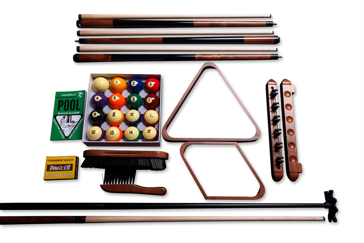 Ilustrasi peralatan billiard profesional meliputi cue stick, bola, dan meja turnamen