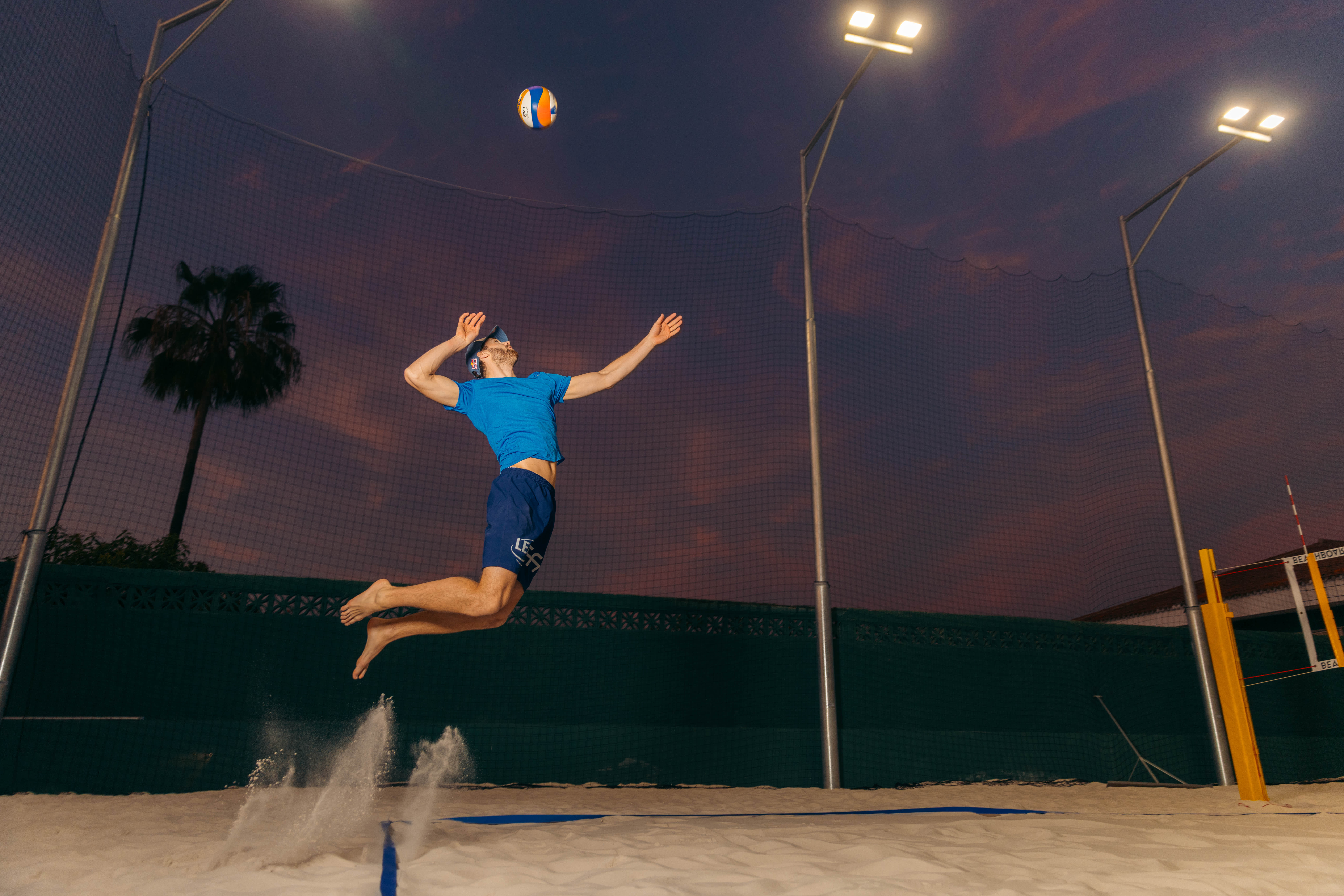 Ilustrasi pemain volley ball profesional melakukan jump serve kuat di pertandingan internasional