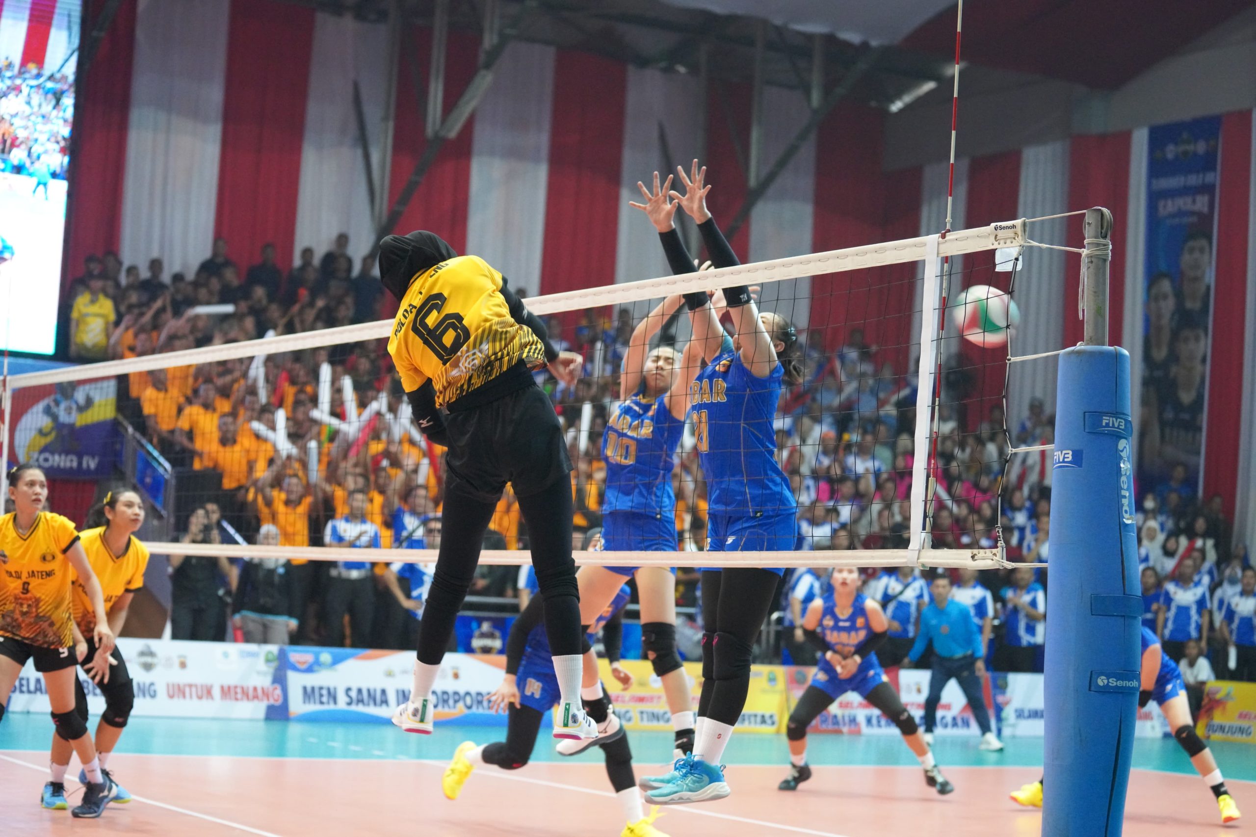 Wasit volley ball menggunakan teknologi video challenge dalam pertandingan internasional