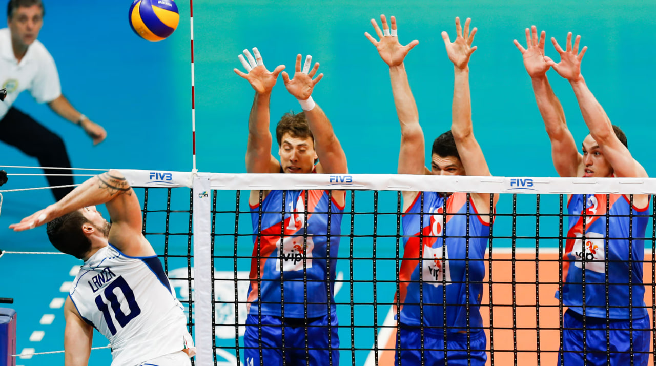 Pemain volley ball profesional melakukan spike kuat di udara dalam pertandingan internasional