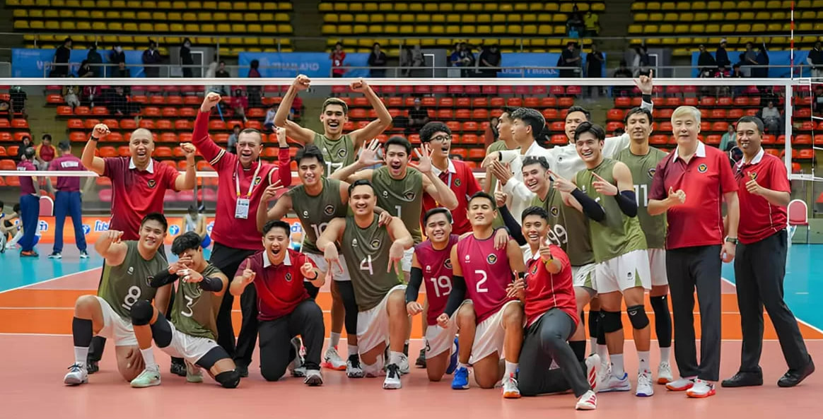 Timnas voli Indonesia bertanding dalam turnamen Asia dengan aksi spike dan blok intens